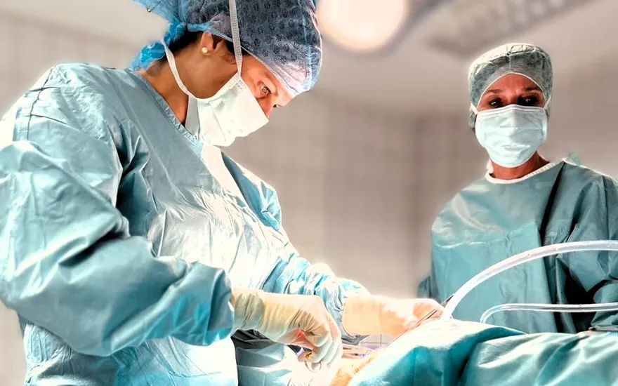 Dr. med. Kathrin Hanswille bei einer arthroskopischen Knie-Operation