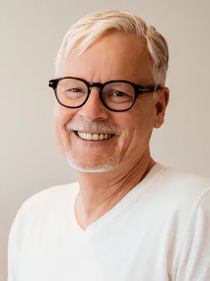 Dr. Burkhard Schubert lächelnd mit Brille
